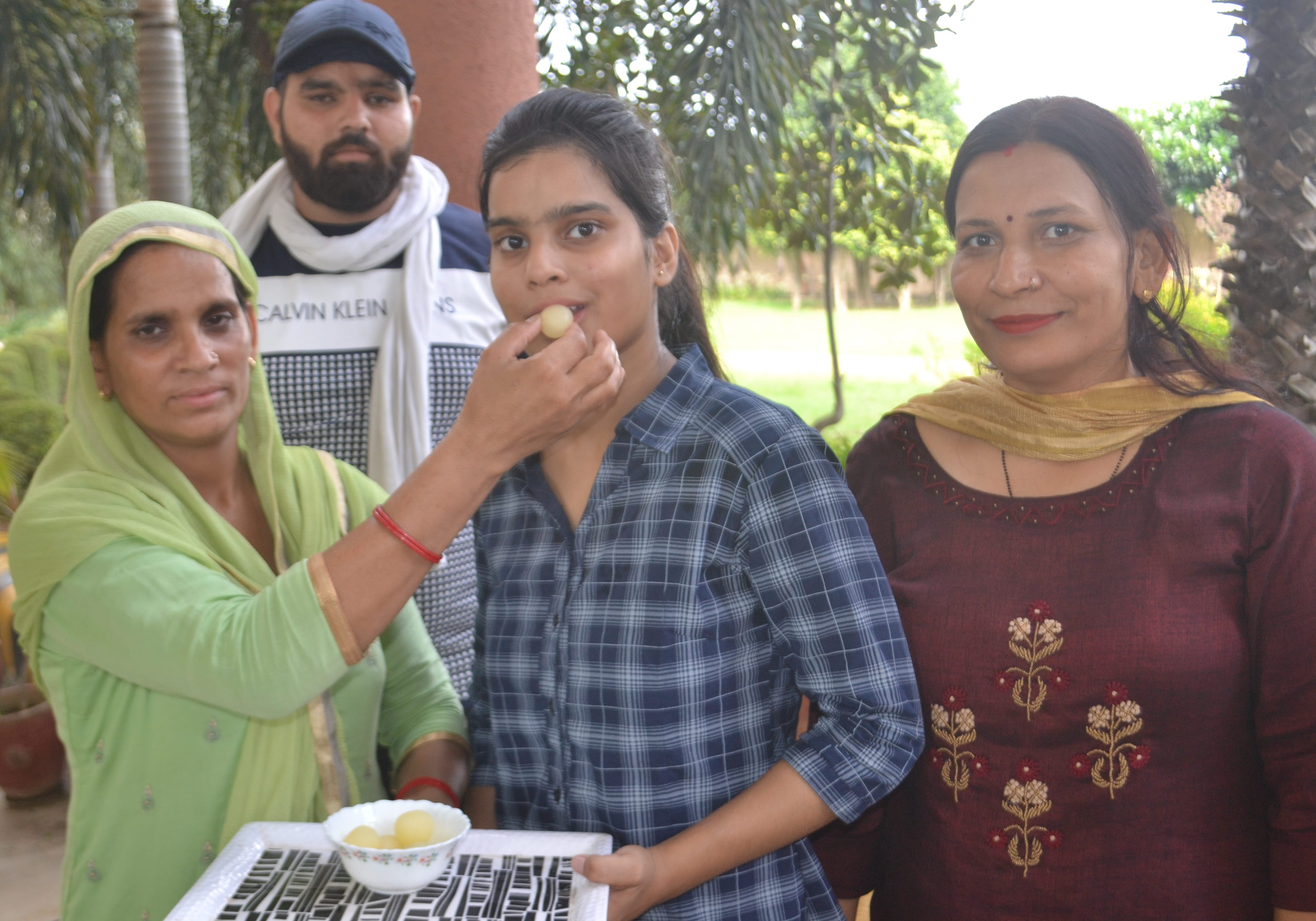 शामली मैप्लस एकेडमी में स्कूल की टॉपर छात्रा मुस्कान चौधरी का मिठाई खिलाते परिजन शामली मैप्लस एकेडमी में स्कूल की टॉपर छात्रा मुस्कान चौधरी का मिठाई खिलाते परिजन