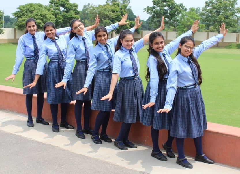 शामली स्कोटिश  स्कूल में हाई स्कूल का रिजल्ट आने पर खुशी मनाती छात्राएं