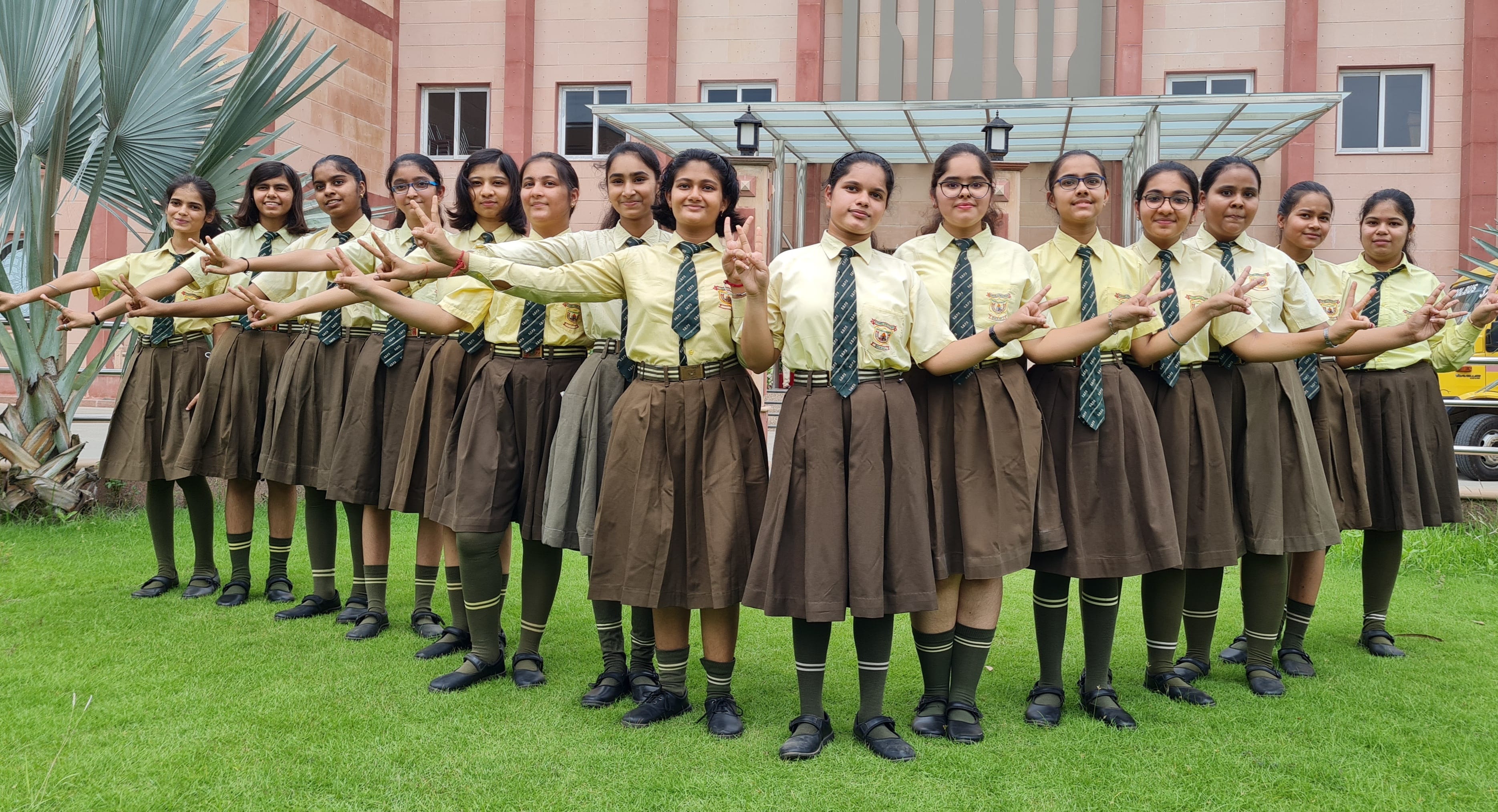 शामली सिलवर वेल्स स्कूल में हाई स्कूल का रिजल्ट आने पर खुशी मनाती छात्राएं शामली सिलवर वेल्स स्कूल में हाई स्कूल का रिजल्ट आने पर खुशी मनाती छात्राएं