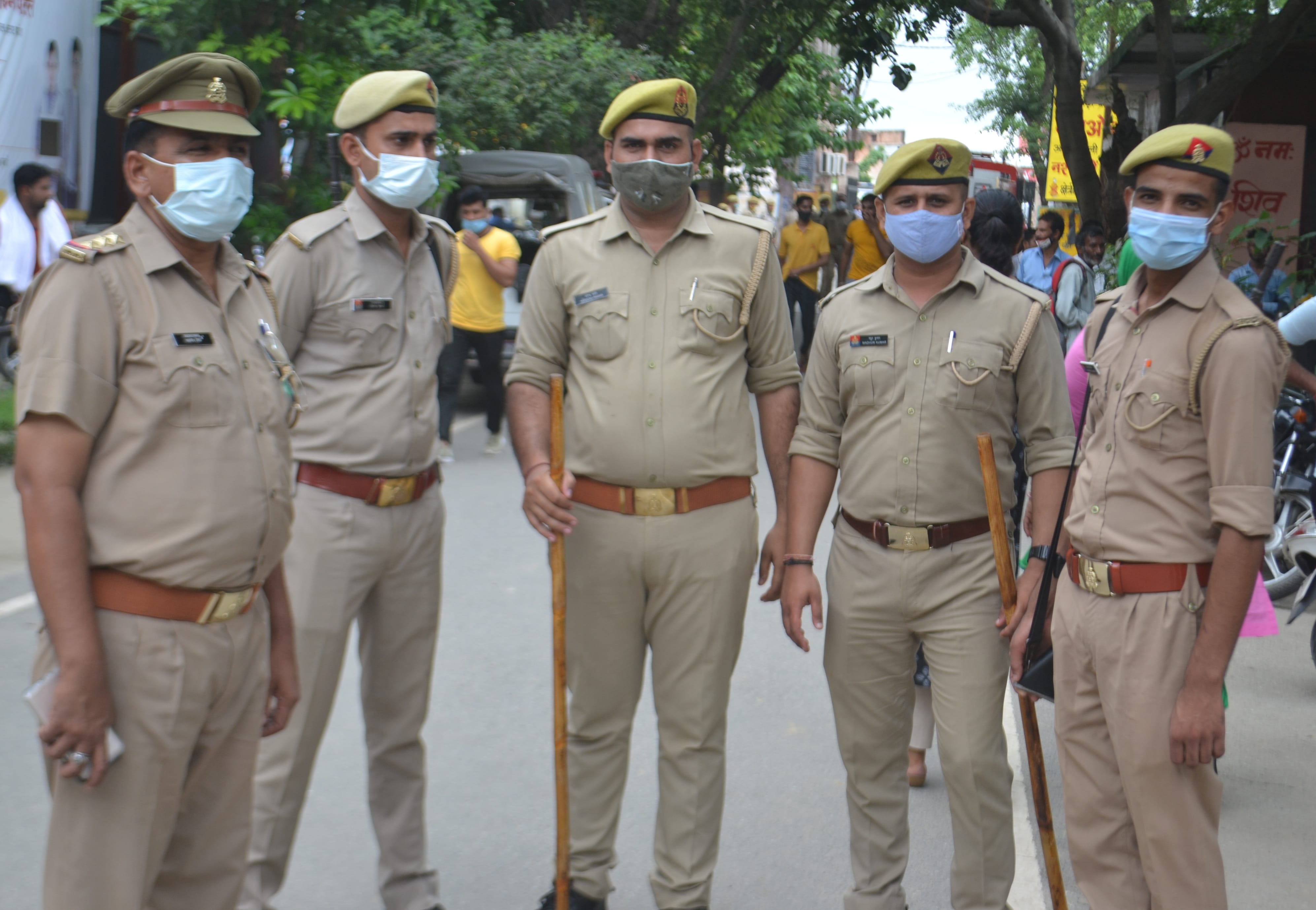 शामली कलेक््रेट में भाकियू तोमर गुट के धरना प्रदर्शन के दोरान तैनात पुलिसकर्मी शामली कलेक््रेट में भाकियू तोमर गुट के धरना प्रदर्शन के दोरान तैनात पुलिसकर्मी