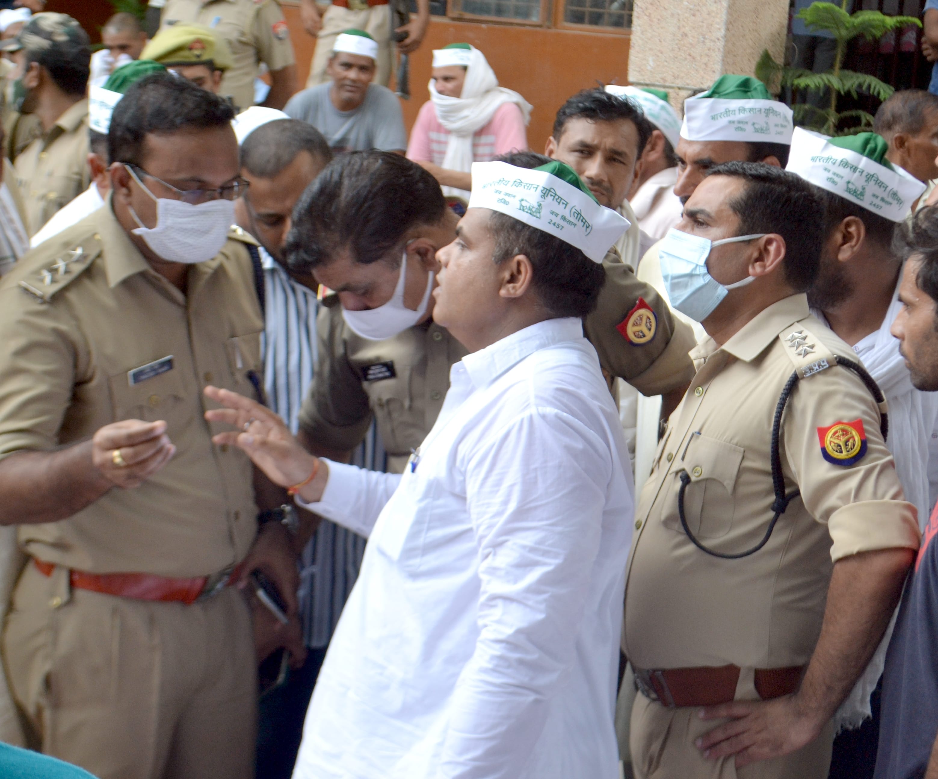 शामली कलक्ट्रेट में धरने के दौरान सीओ से वार्ता करते भाकियू तोमर के अध्यक्ष संजीव तोमर। शामली कलक्ट्रेट में धरने के दौरान सीओ से वार्ता करते भाकियू तोमर के अध्यक्ष संजीव तोमर।