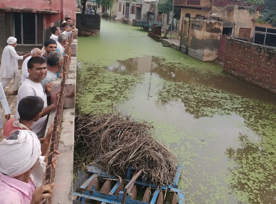    भागवी की गली में भरा पानी।