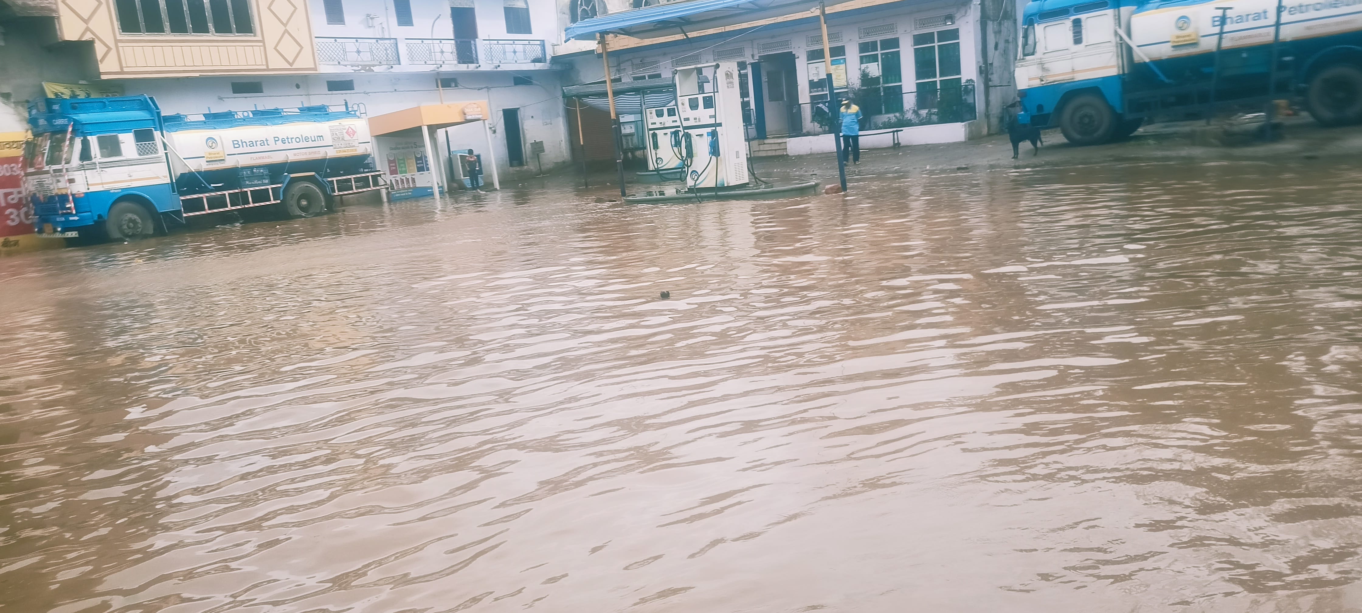 कैप्सन - पेट्रोल पम्प तिराहे पर भरा पानी