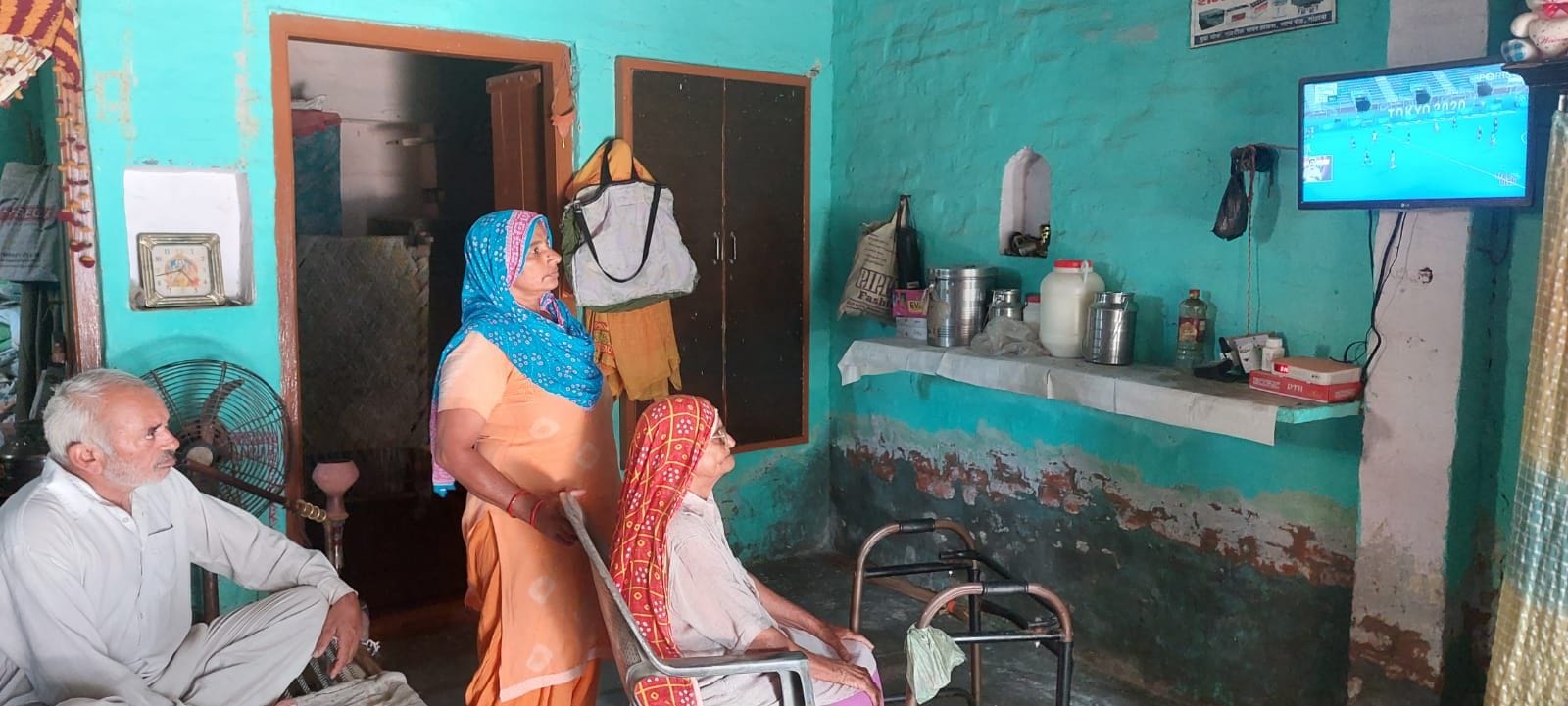  हॉकी मैच देखती मोनिका मलिक की दादी व चाचा-चाची।