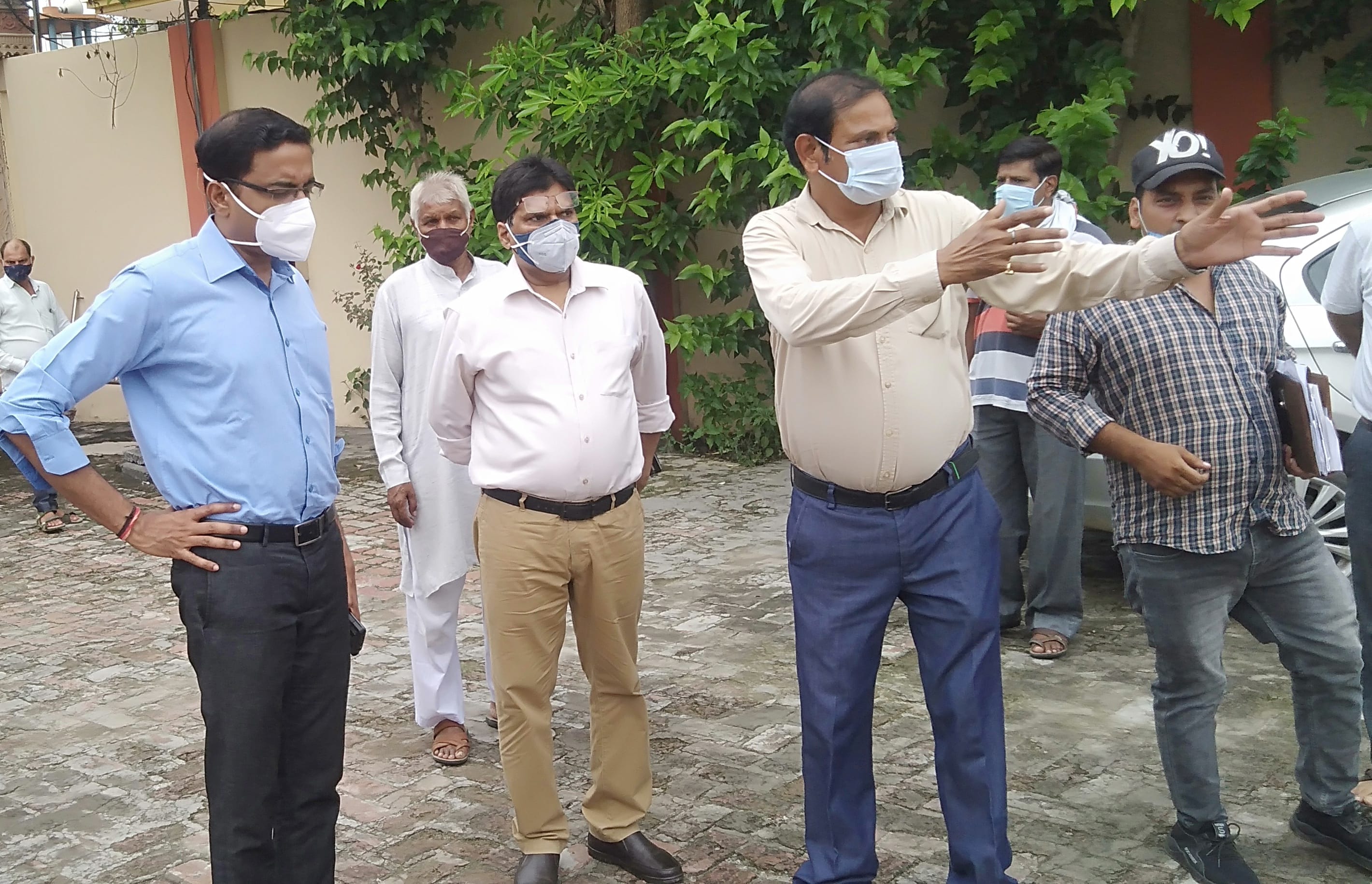 जलालाबाद में जैन धर्मशाला मो0 आर्य नगर में निरीक्षण करते मंडला आयुक्त डॉ लोकेश एम