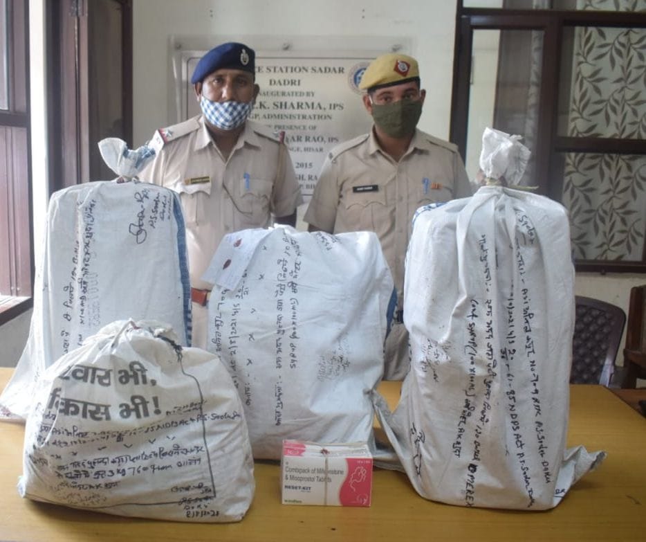    टेंट हाउस से बरामद गांजा और अन्य प्रतिबंधित सामान के साथ पुलिस टीम।