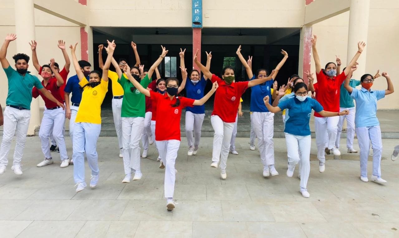 साउथ प्वाइंट स्कूल में बेहतर परीक्षा परिणाम आने पर खुशी से झूमते विद्यार्थी। साउथ प्वाइंट स्कूल में बेहतर परीक्षा परिणाम आने पर खुशी से झूमते विद्यार्थी।