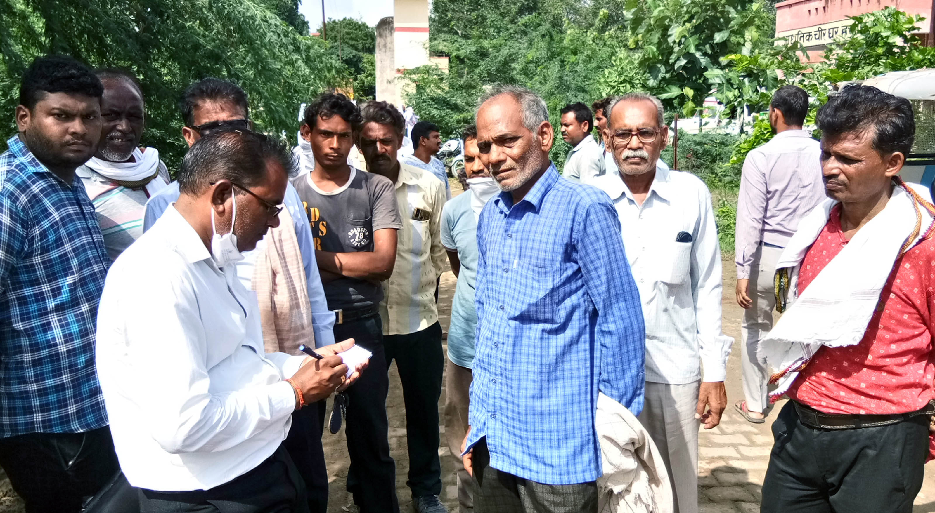 पोस्टमार्टम हाउस में मृतक गौरीशंकर के परिजनों से घटना की जानकारी देते लेखपाल दयाराम प्रजापजि। स पोस्टमार्टम हाउस में मृतक गौरीशंकर के परिजनों से घटना की जानकारी देते लेखपाल दयाराम प्रजापजि। स