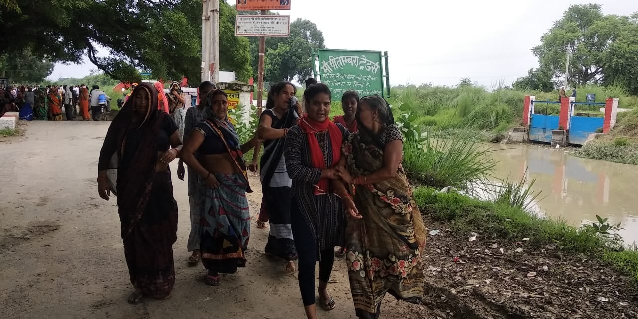 फोटो संख्या 24- नहर के पास रोते बिलखती महिलाएं फोटो संख्या 24- नहर के पास रोते बिलखती महिलाएं