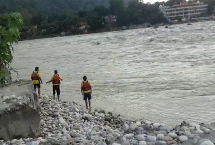 गंगा में डूबे मुंबई के पर्यटकों में से एक युवती का शव बरामद, अन्य दो की तलाश जारी