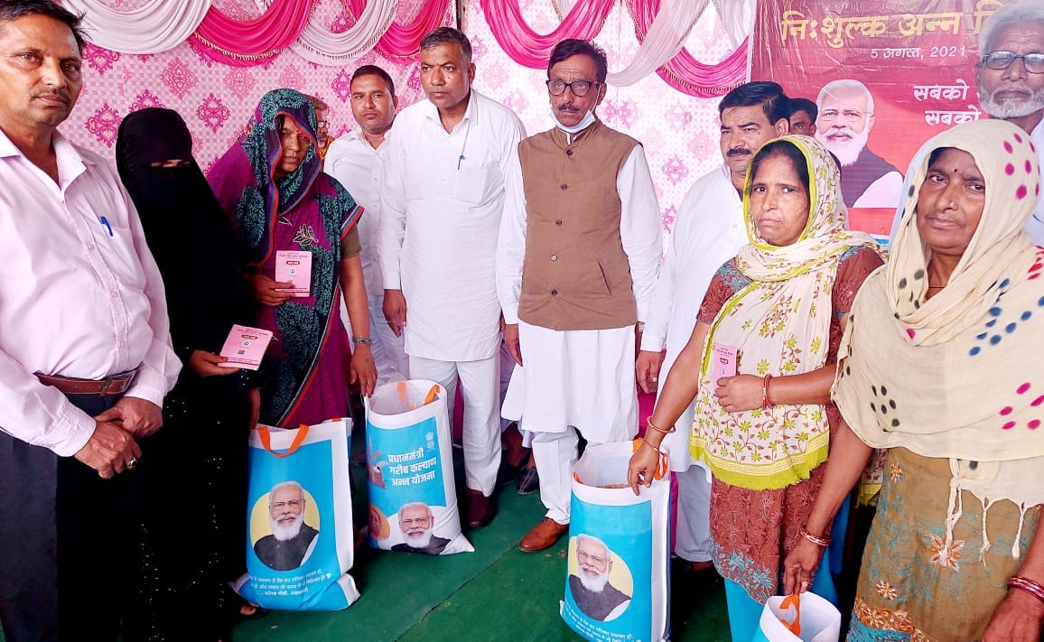 गांव पटनी में अन्न के थैले वितरित करते ब्लाक प्रमुख गांव पटनी में अन्न के थैले वितरित करते ब्लाक प्रमुख