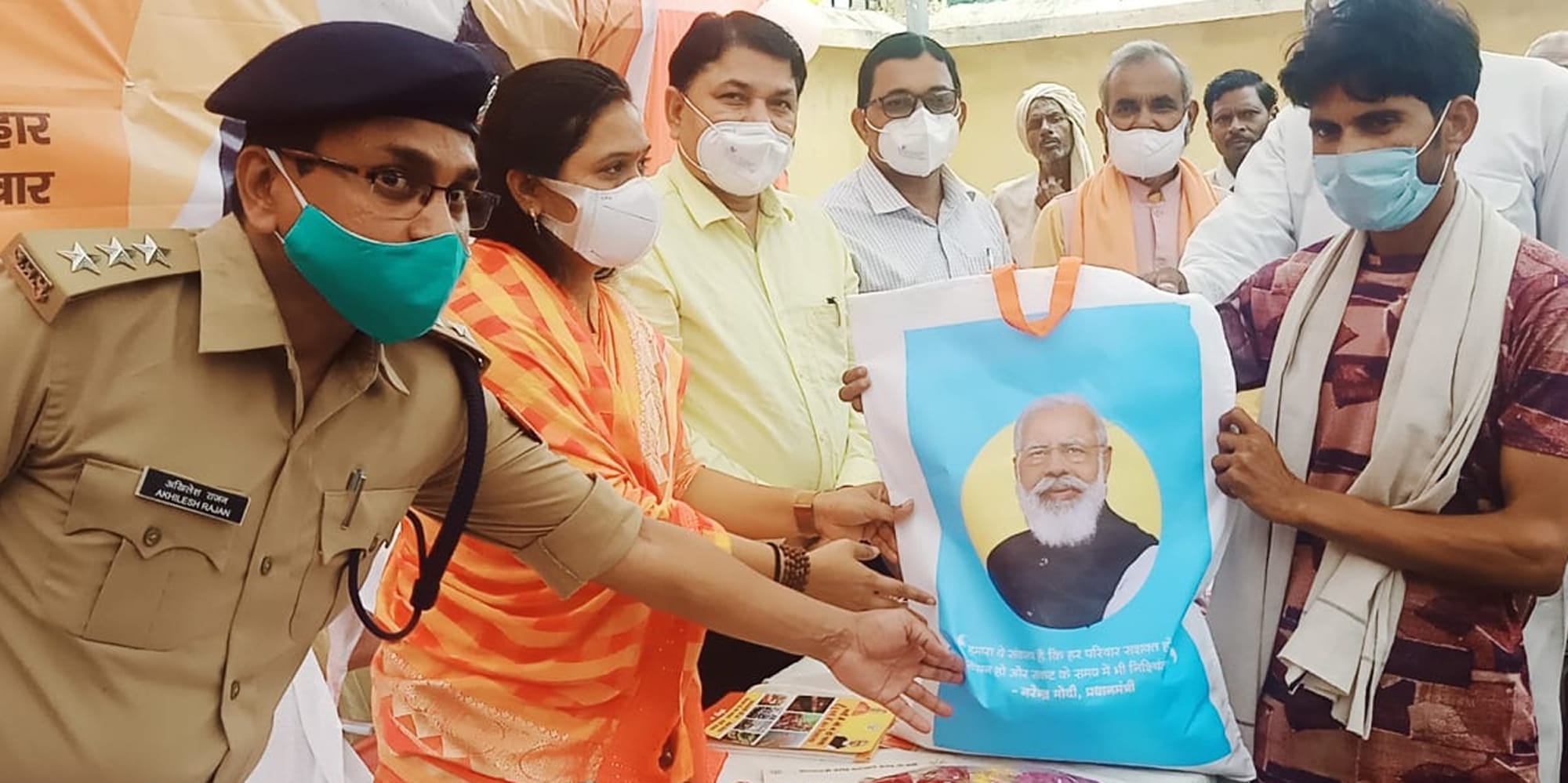 राठ के कुर्रा गांव में राशन वितरित करातीं विधायक मनीषा अनुरागी राठ के कुर्रा गांव में राशन वितरित करातीं विधायक मनीषा अनुरागी