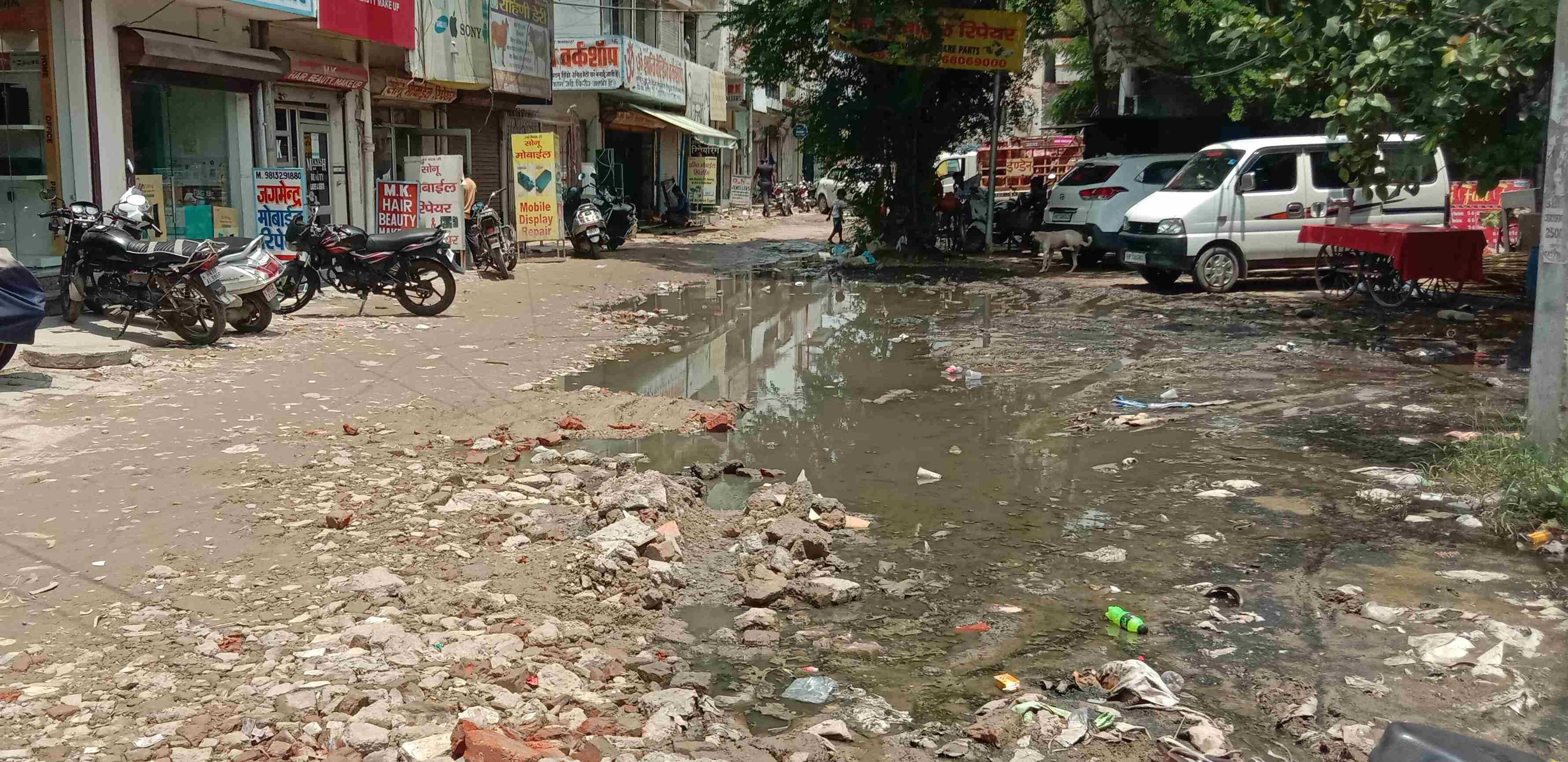 आदर्श नगर में निकासी नहीं होने के कारण सड़क पर भरा दूषित पानी आदर्श नगर में निकासी नहीं होने के कारण सड़क पर भरा दूषित पानी
