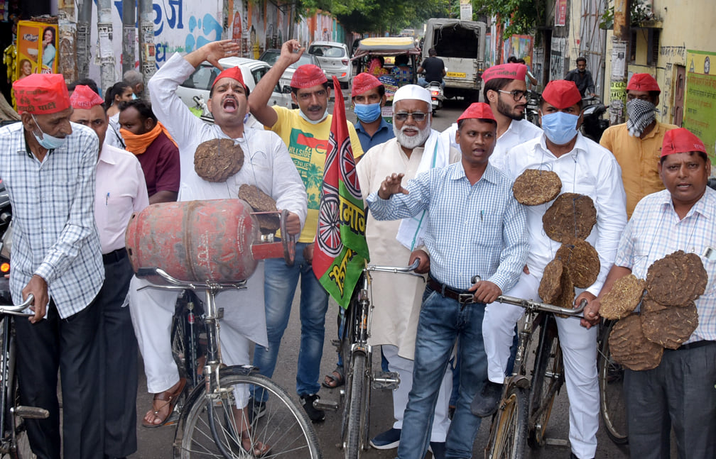 अंबाला रोड़ सपा कार्यालय विरोध जताकर साइकिल यात्रा निकालते सपा कार्यकर्ता