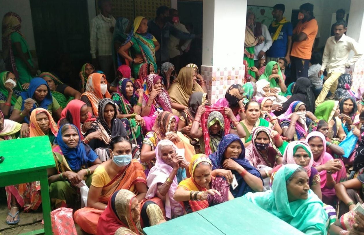 मानधाता अस्पताल में वैक्सीन लगवाने केे लिए जुटी ग्रामीणों की भीड़। संवाद मानधाता अस्पताल में वैक्सीन लगवाने केे लिए जुटी ग्रामीणों की भीड़। संवाद