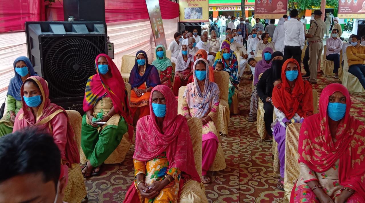 पहांसु में प्रधानमंत्री के वर्चुअल संवाद को सुनती महिलाएं पहांसु में प्रधानमंत्री के वर्चुअल संवाद को सुनती महिलाएं