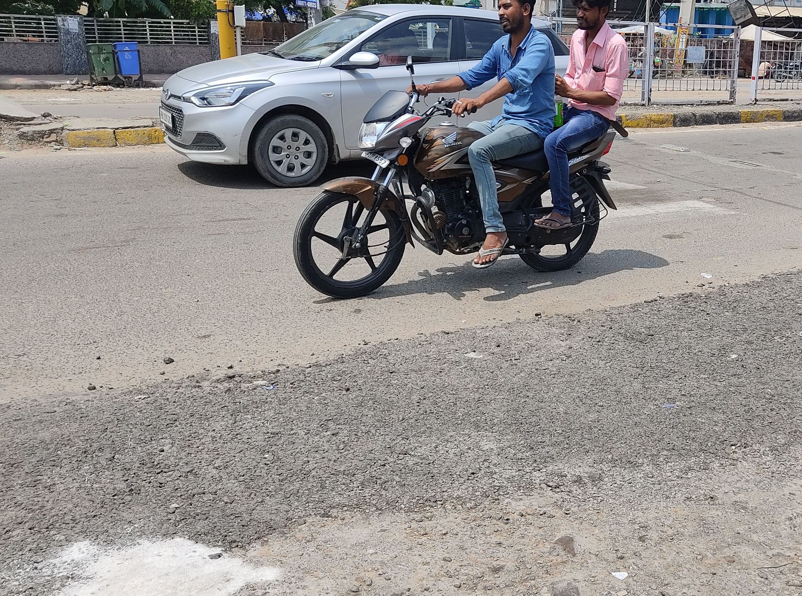 पुराने बस अड्डे के पास सड़क पर भरे गए गड्ढ़े। पुराने बस अड्डे के पास सड़क पर भरे गए गड्ढ़े।