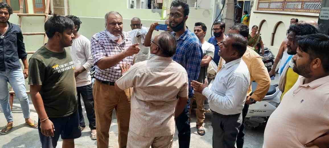 नगरपरिषद की टीम के साथ बहस करते अतिक्रमण करने वाले लोग। संवाद।