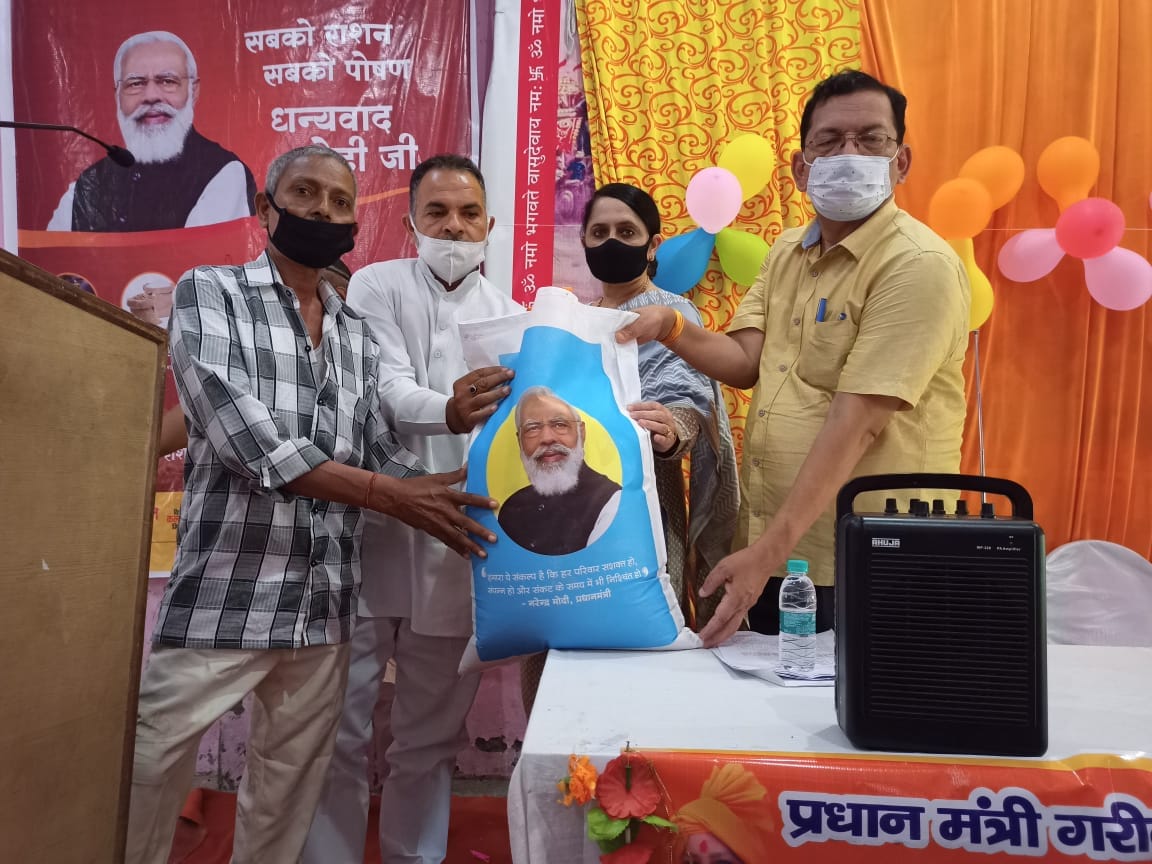 कैराना बनखंडी महोदव मन्दिर में प्रधानमंत्री गरीब कल्याण योजना के तहत खाद्यान वितरण करती भाजपा न