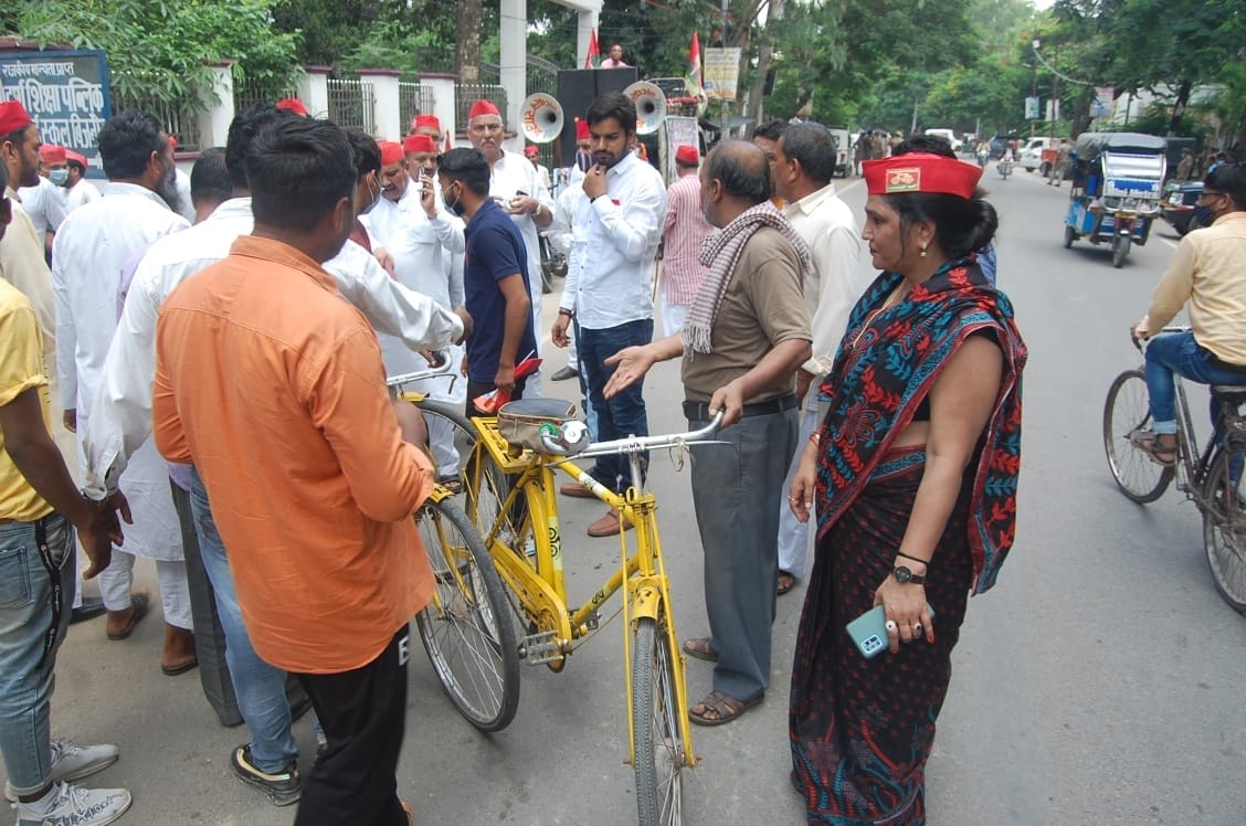 बिजनौर में साईकिल रैली के दौरान से प्रशासन द्वारा दी जाने वाली साईकिल वापस लाता ठेकेदार। बिजनौर में साईकिल रैली के दौरान से प्रशासन द्वारा दी जाने वाली साईकिल वापस लाता ठेकेदार।
