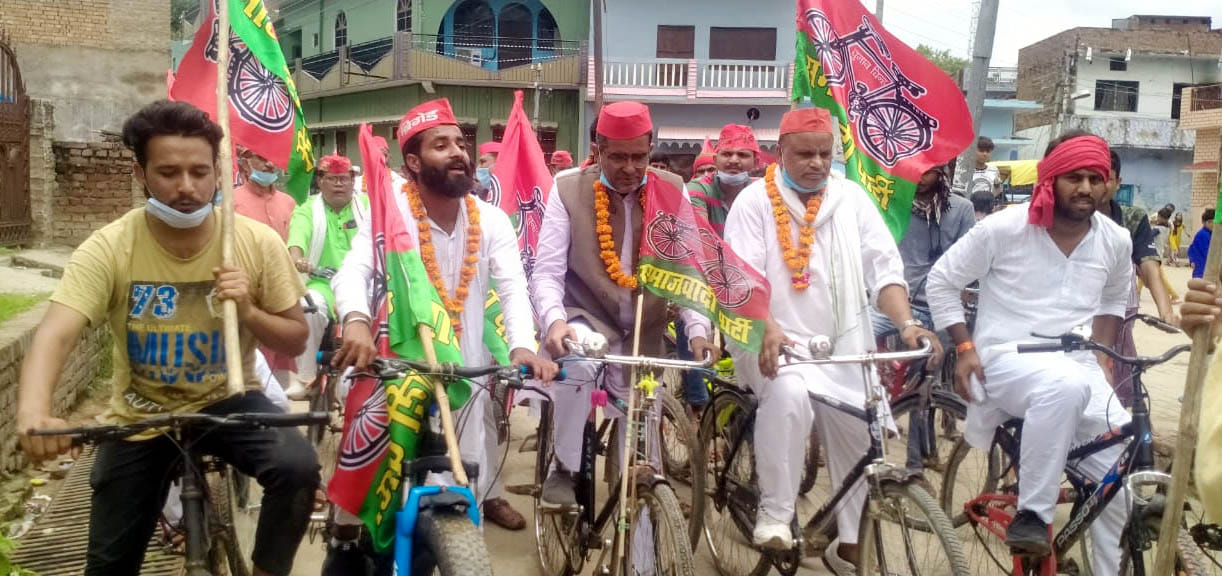 मौदहा कस्बे में साइकिल रैली निकालते सपाई। मौदहा कस्बे में साइकिल रैली निकालते सपाई।
