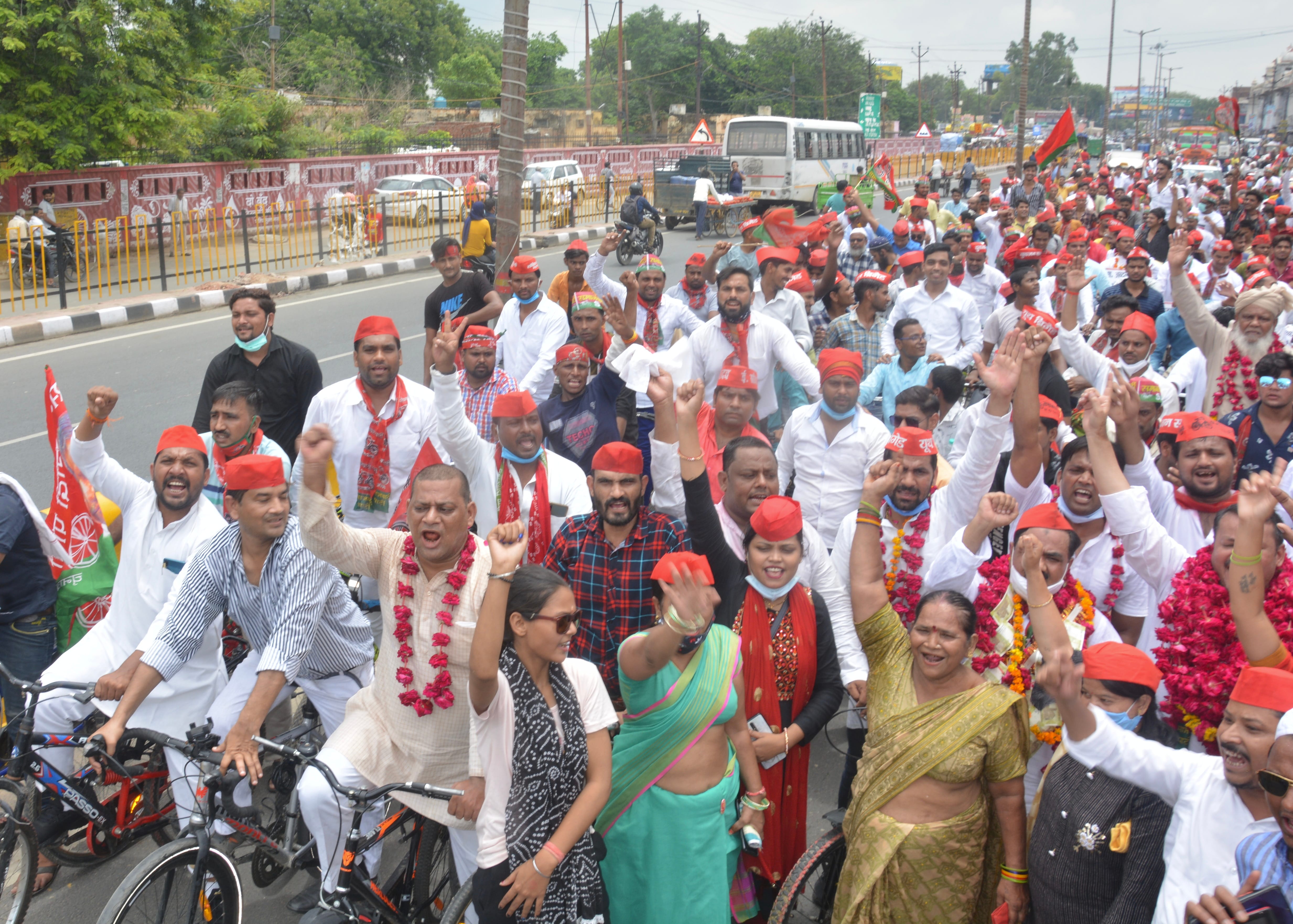 रफ़रोजाबाद ! थाना रसूलपुर से महानगर अध्यक्ष कमलेश यादव के नेतृत्व में निकाली गई साइकिल रैली में श