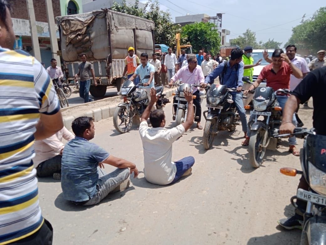  सड़क पर बैठ कर रोष जताते रोहतक रोड के लोग। संवाद