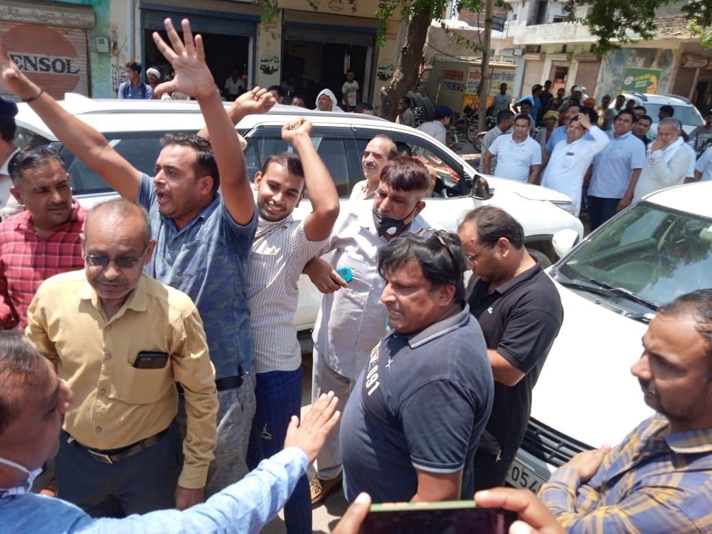  रोहतक रोड पर नारेबाजी करते लोग। संवाद