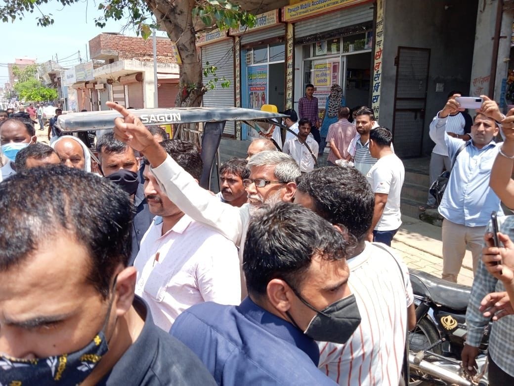  भिवानी रोड पर नारेबाजी करते देवीदास वाल्मीकि। संवाद