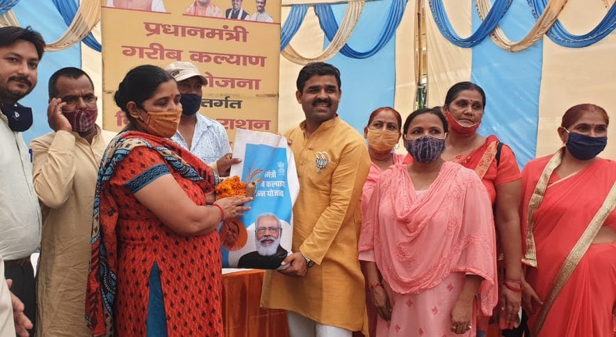 नजीबाबाद के मकबरा में राशन वितरित करते भाजपा नेता। नजीबाबाद के मकबरा में राशन वितरित करते भाजपा नेता।