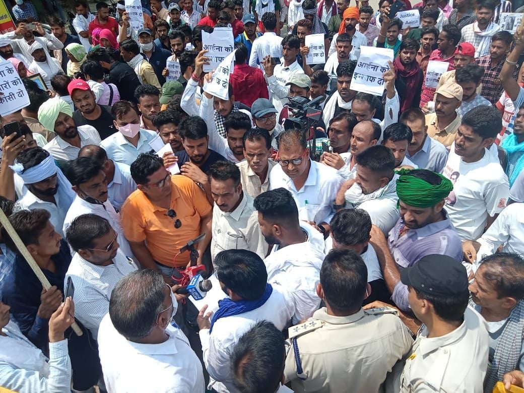 ाबालिगा दुष्कर्म व हत्या मामले में प्रदर्शन करते प्रदर्शनकारी। ाबालिगा दुष्कर्म व हत्या मामले में प्रदर्शन करते प्रदर्शनकारी।