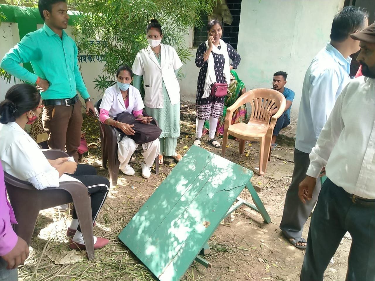 मानधाता सीएचसी में वैक्सीन लगाने में देरी पर आक्रोशित लोगों द्वारा की गयी तोड़फोड़। संवाद मानधाता सीएचसी में वैक्सीन लगाने में देरी पर आक्रोशित लोगों द्वारा की गयी तोड़फोड़। संवाद
