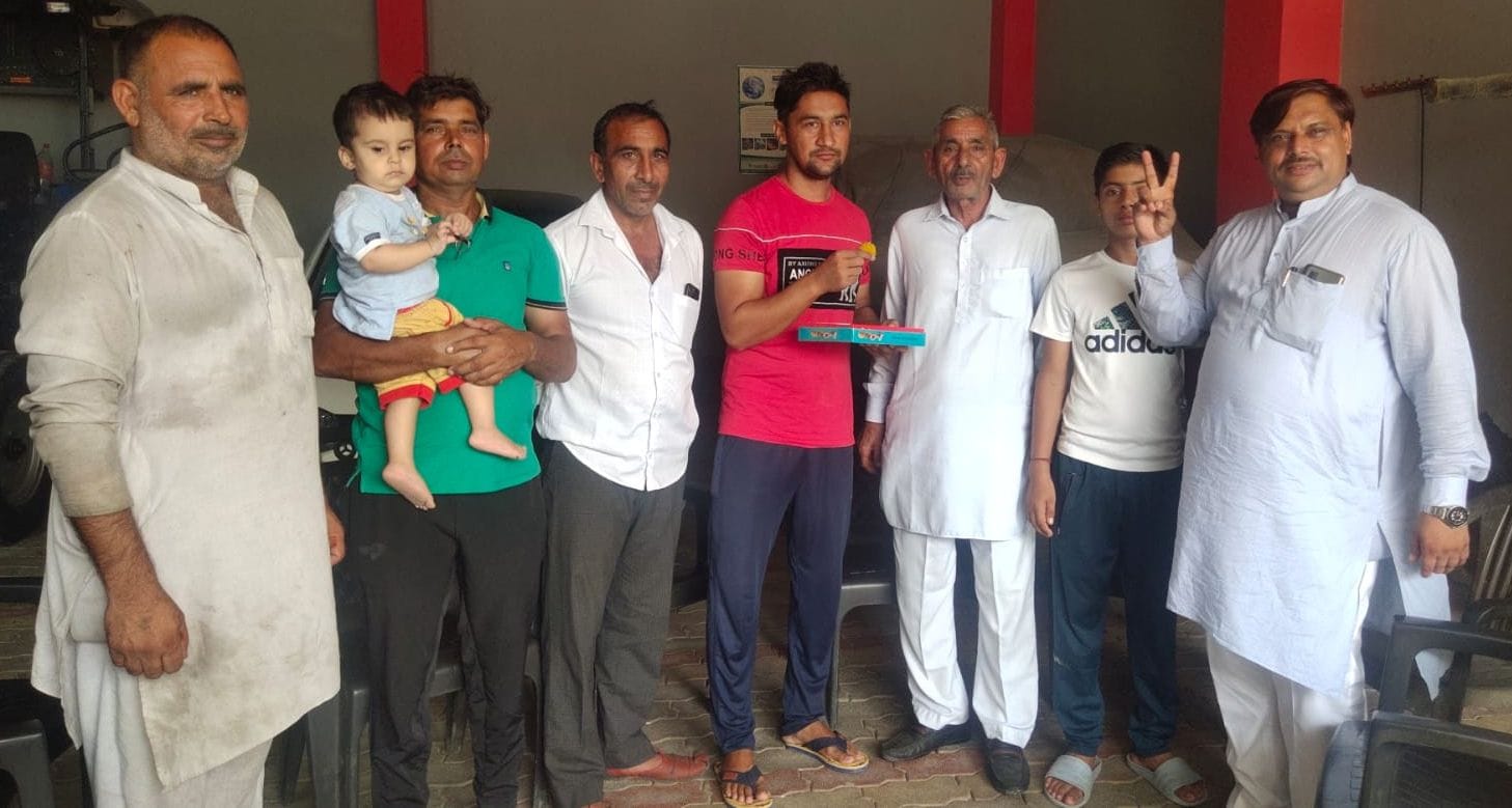 पानीपत। नीरज चोपड़ा के दादा धर्म सिंह को मिठाई खिलाकर बधाई देते हुए ग्रामीण व साथ में मौजूद अन्य ? पानीपत। नीरज चोपड़ा के दादा धर्म सिंह को मिठाई खिलाकर बधाई देते हुए ग्रामीण व साथ में मौजूद अन्य ?