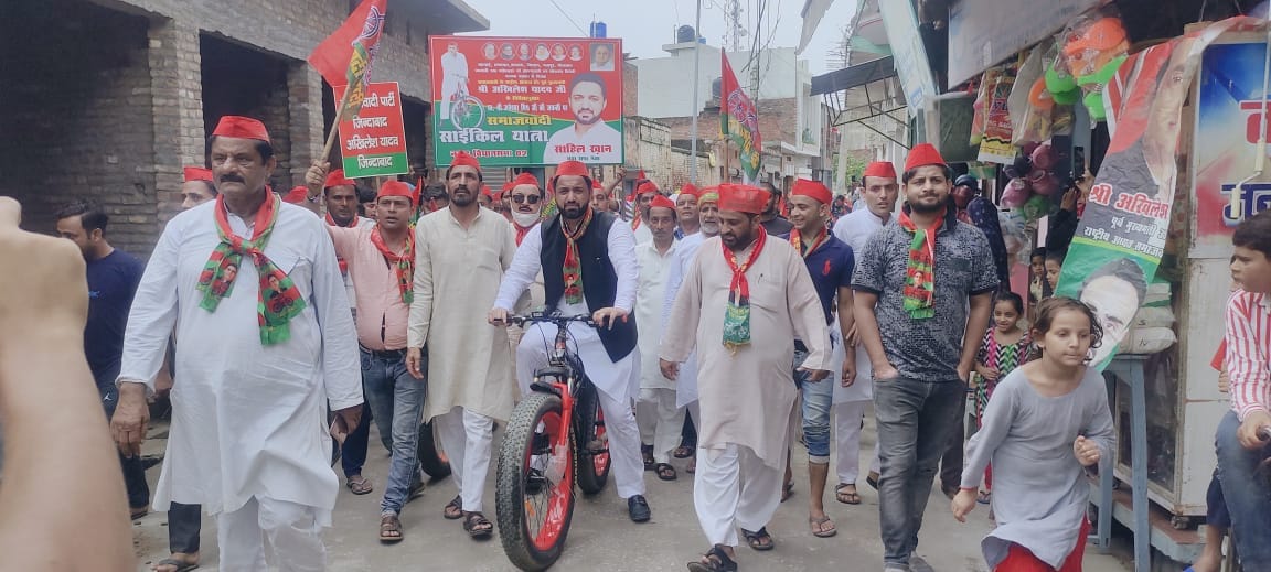 नकुड़ में साईकिल यात्रा निकालते साहिल खान और सपा कार्यकर्ता नकुड़ में साईकिल यात्रा निकालते साहिल खान और सपा कार्यकर्ता