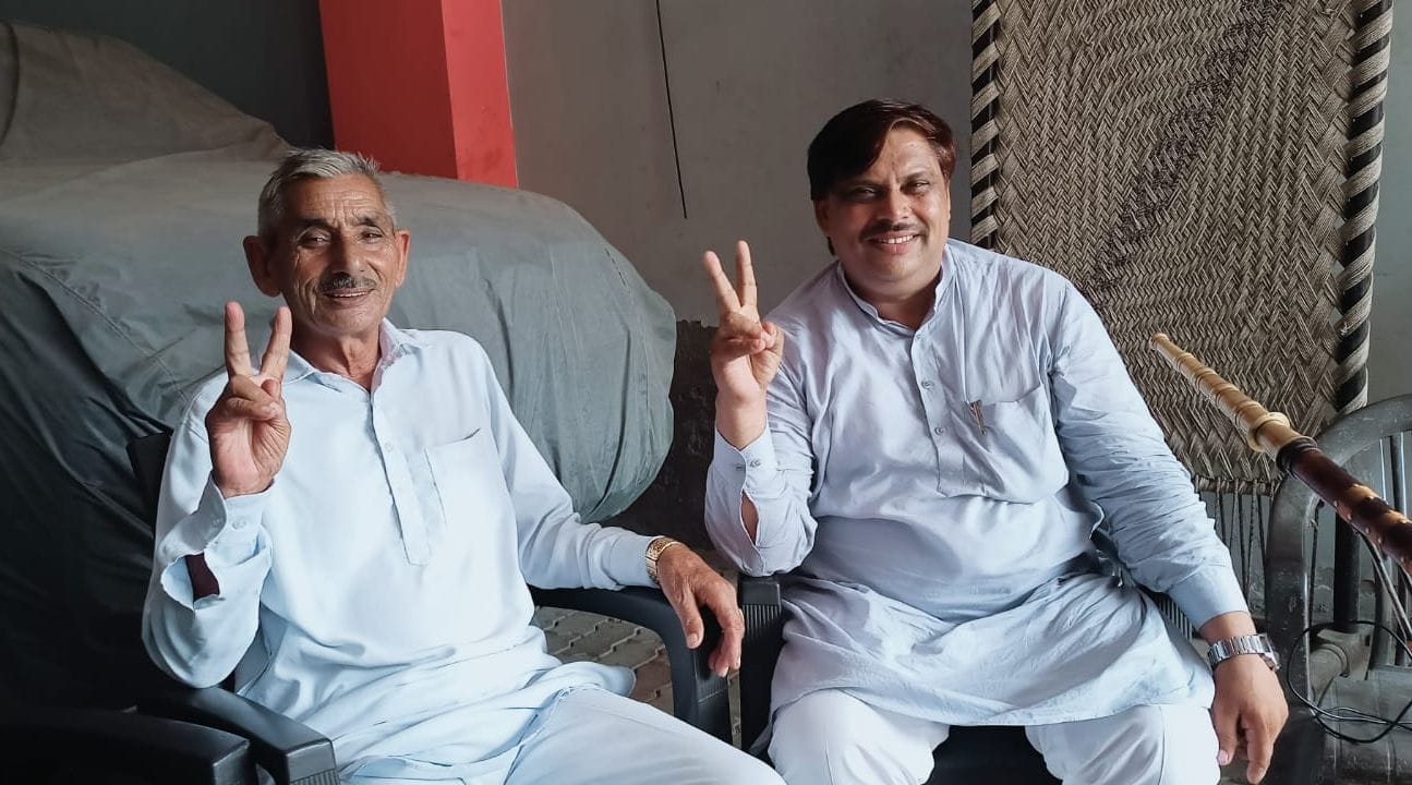 पानीपत। नीरज चोपड़ा फाइनल मैच में पहुंचने की खुशी में दादा धर्म सिंह व चाचा भीम चोपड़ा विक्ट्री च पानीपत। नीरज चोपड़ा फाइनल मैच में पहुंचने की खुशी में दादा धर्म सिंह व चाचा भीम चोपड़ा विक्ट्री च