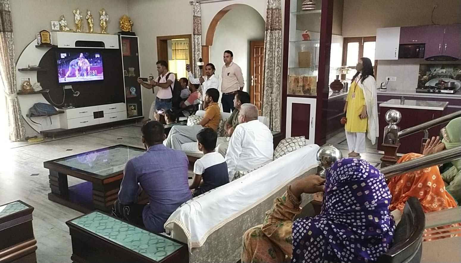 घर पर विनेश का क्वार्टर फाइनल देखते परिजन। घर पर विनेश का क्वार्टर फाइनल देखते परिजन।