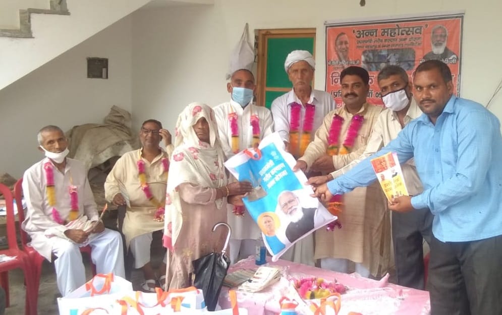 मांडुवाला गांव में अन्न महोत्सव के अंतर्गत खाद्यान्न वितरण करते प्रधान और अन्य मांडुवाला गांव में अन्न महोत्सव के अंतर्गत खाद्यान्न वितरण करते प्रधान और अन्य