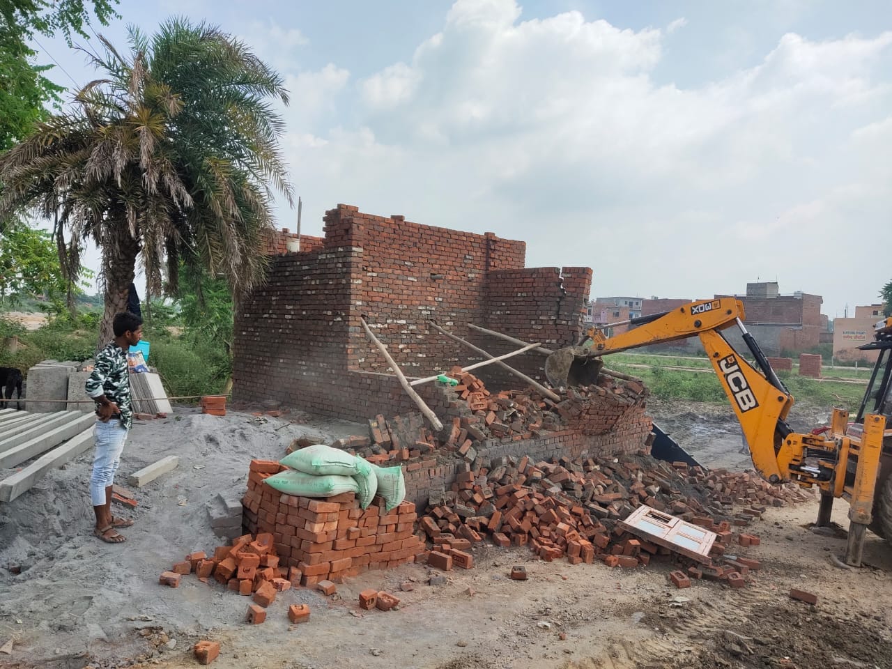 कश्यप कॉलोनी में जेसीबी से निर्माणाधीन मकान को ढहाती निगम की जेसीबी कश्यप कॉलोनी में जेसीबी से निर्माणाधीन मकान को ढहाती निगम की जेसीबी