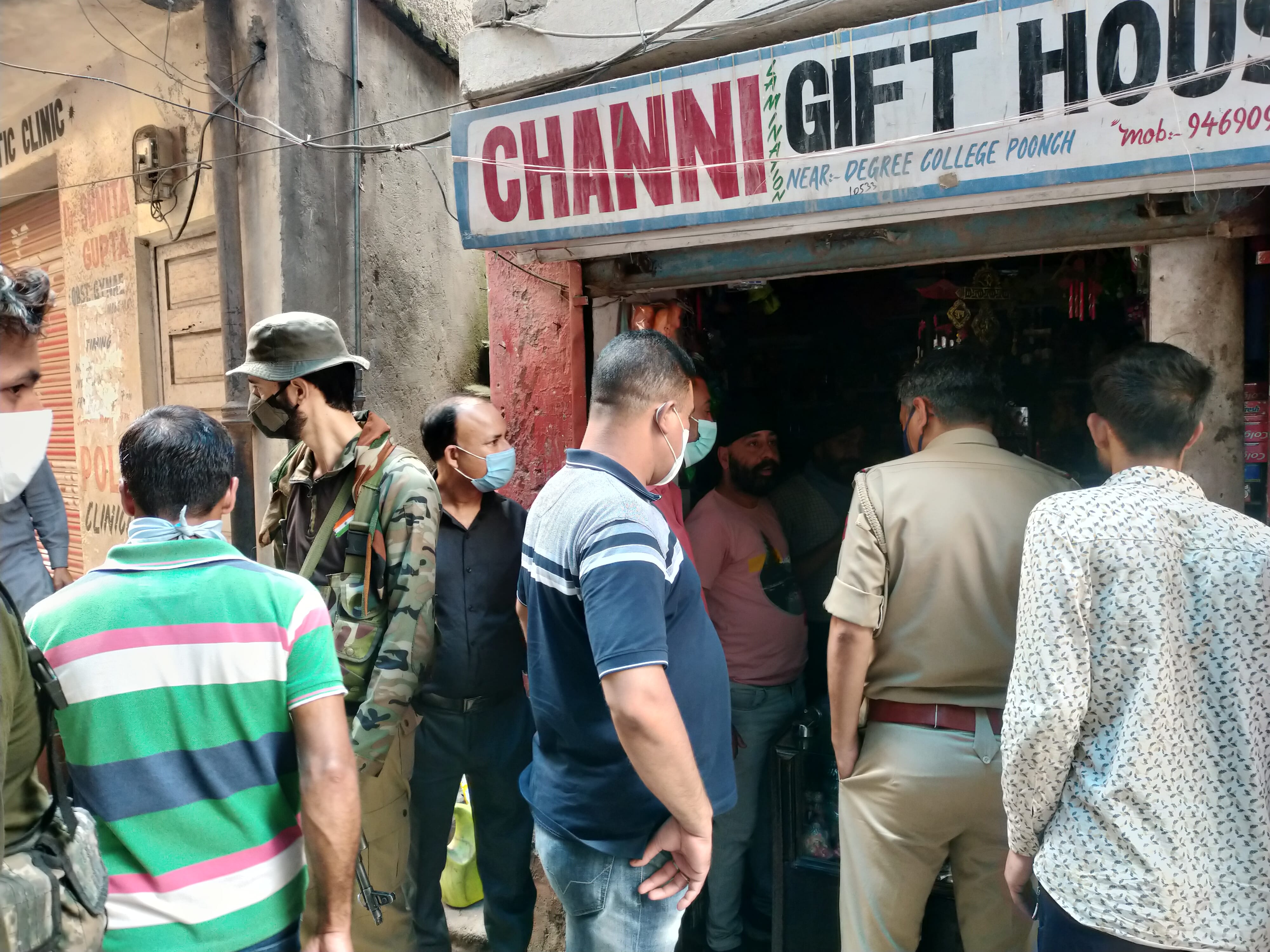 ुंछ में डिग्री कालेज बाजार में हुई चोरी की वारदात के बाद मोके पर जांच के लिए पहुंची पुलिस ुंछ में डिग्री कालेज बाजार में हुई चोरी की वारदात के बाद मोके पर जांच के लिए पहुंची पुलिस