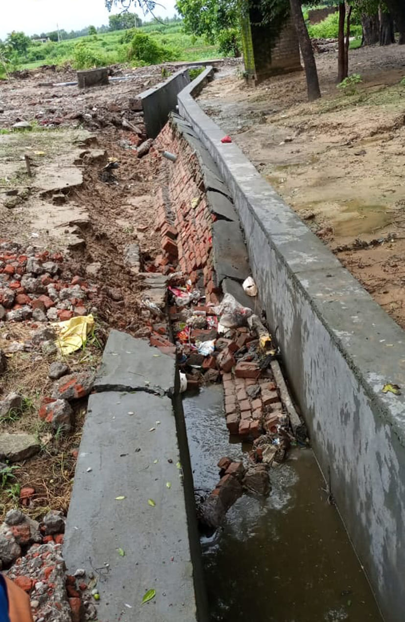 खेड़ामुगल में भारी बारिश में मिट्टी धंसने से क्ष तिग्रस्त हुई नाले की पटरी
