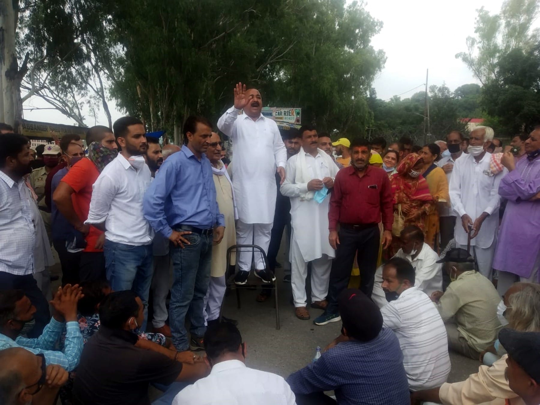 तहसीलदार द्वारा एक बजुर्ग के साथ र्दुव्याबहार करने पर लोगों ने किया प्रदर्शनं तहसीलदार द्वारा एक बजुर्ग के साथ र्दुव्याबहार करने पर लोगों ने किया प्रदर्शनं