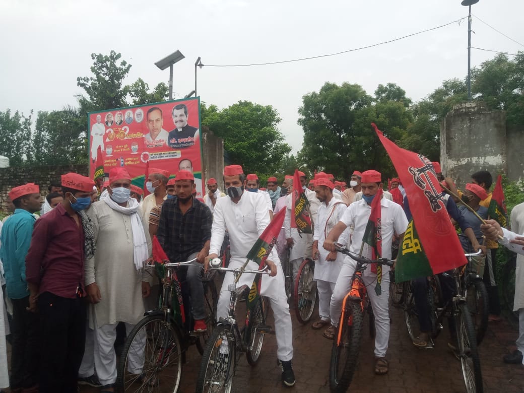 गंगोह में निकाली गई साईकिल यात्रा में शामिल सपा कार्यकर्ता गंगोह में निकाली गई साईकिल यात्रा में शामिल सपा कार्यकर्ता