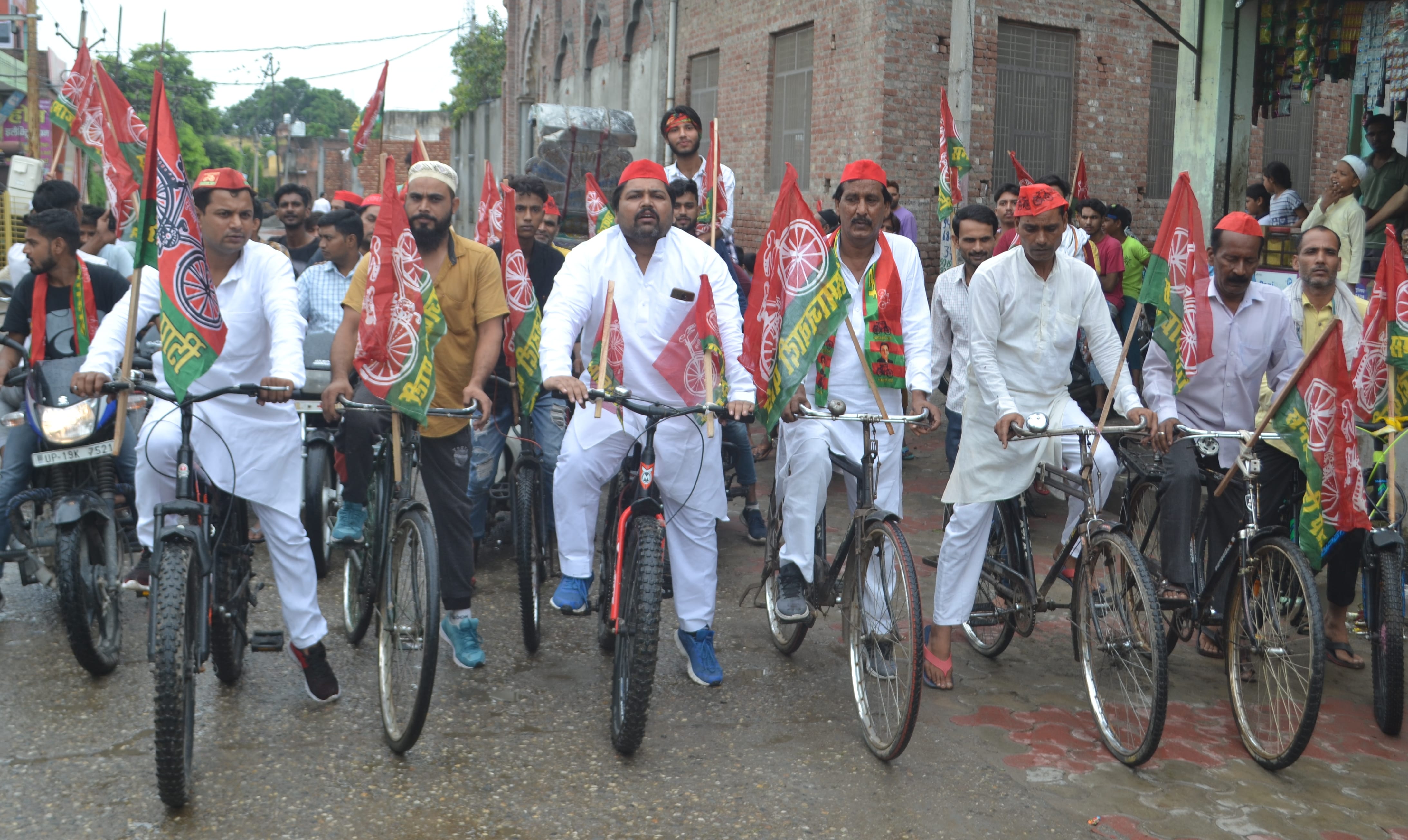 शामली साईकिल रैली में भाग लेते सपा कार्यकर्ता