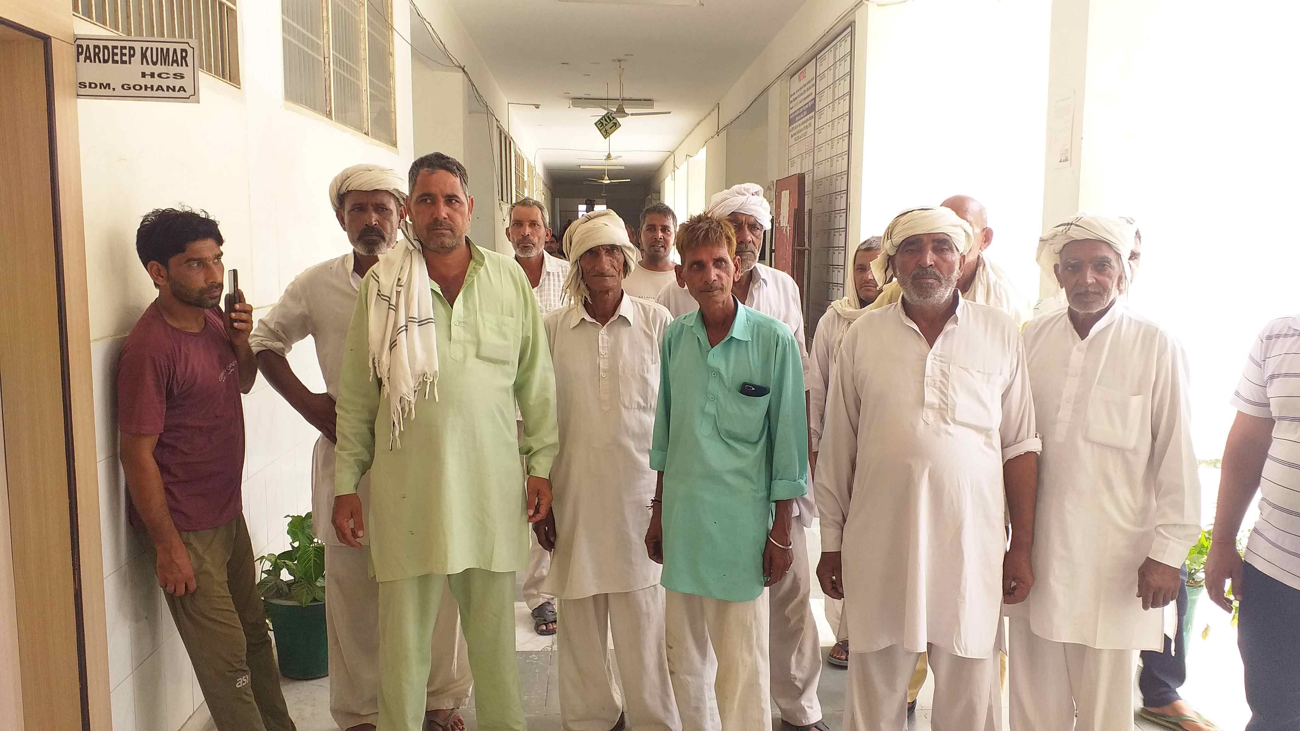 पानी निकलवाने की मांग को लेकर एसडीएम कार्यालय पहुंचे गांव कथूरा के किसान।