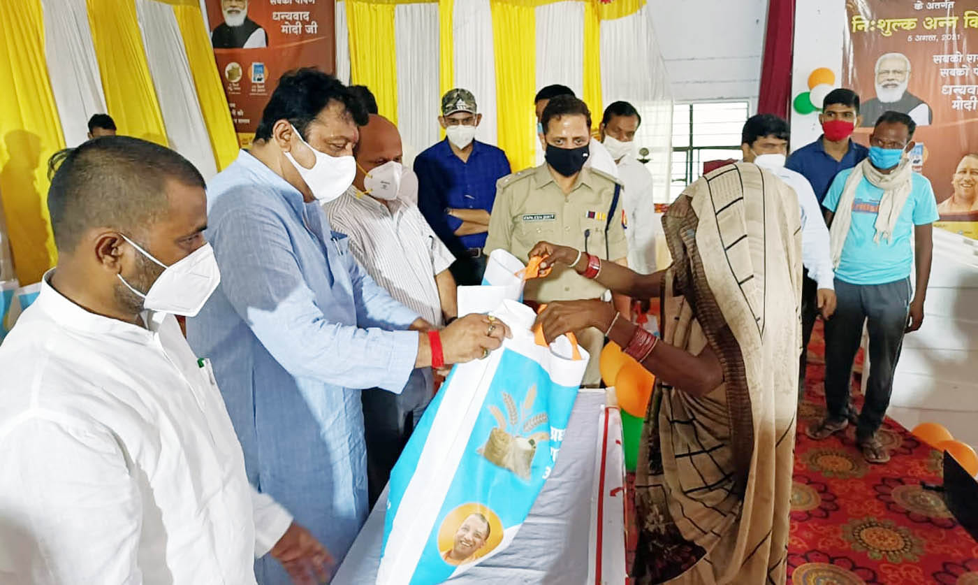 महिला महाविद्यालय सभागार में महिला को राशन वितरित कराते विधायक युवराज सिंह व डीएम। महिला महाविद्यालय सभागार में महिला को राशन वितरित कराते विधायक युवराज सिंह व डीएम।