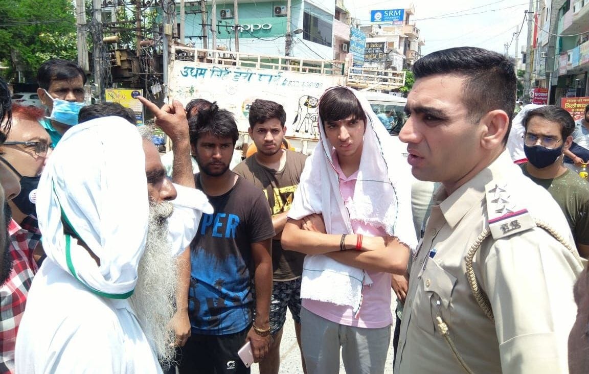 गांधी चौक पर जाम लगाकर खड़े लोगों को समझाते थाना प्रभारी प्रवीन कुमार गांधी चौक पर जाम लगाकर खड़े लोगों को समझाते थाना प्रभारी प्रवीन कुमार