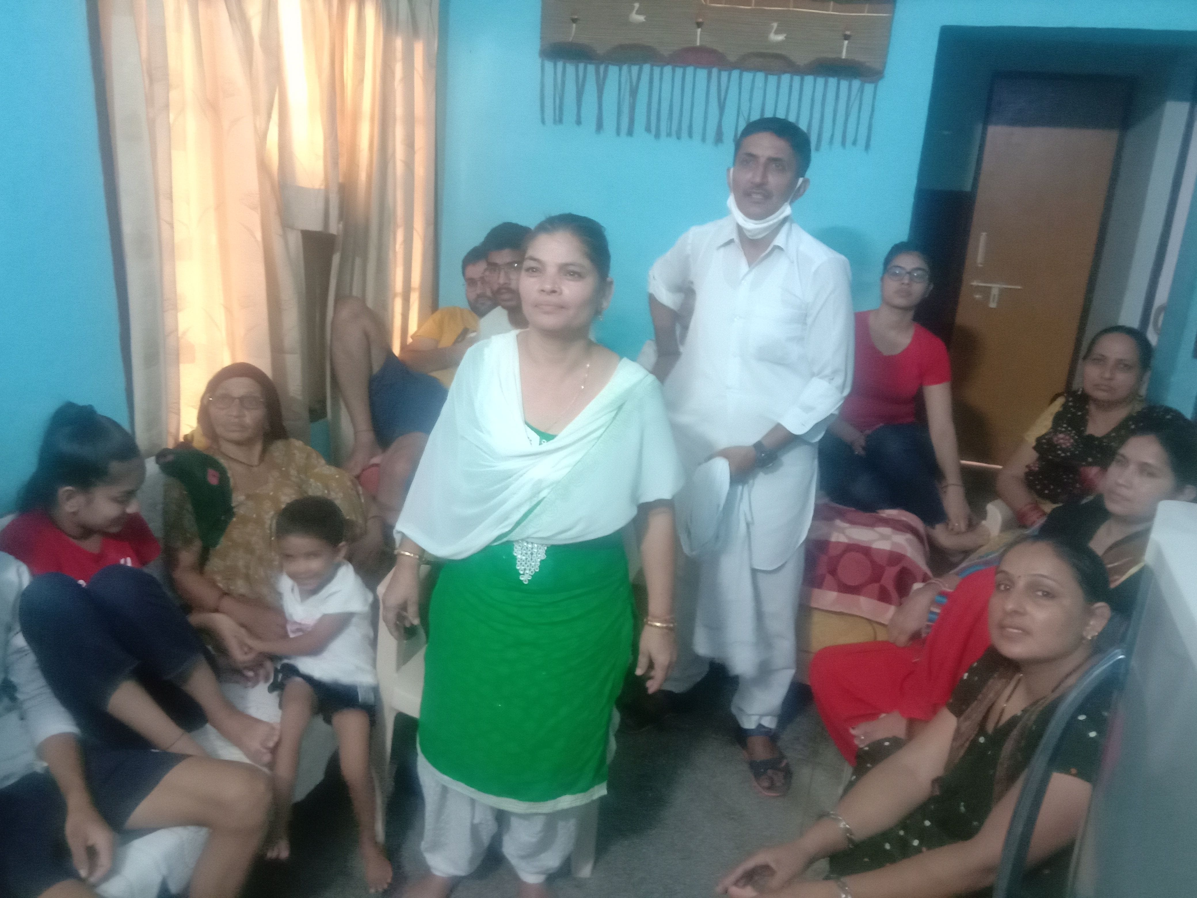 मैच खत्म होने से पहले ही टीवी के सामने से उठते हुए उदिता के परिजन।  संवाद