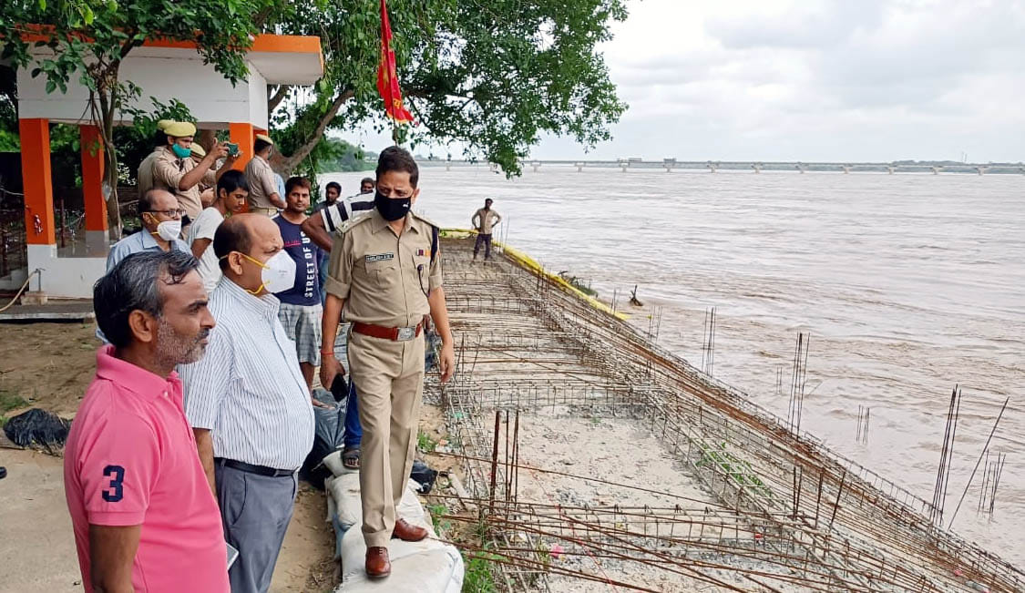 शहर के मेरापुर मोहल्ले में चैतन्य आश्रम में बाढ़ का निरीक्षण करते डीएम व एसपी। शहर के मेरापुर मोहल्ले में चैतन्य आश्रम में बाढ़ का निरीक्षण करते डीएम व एसपी।