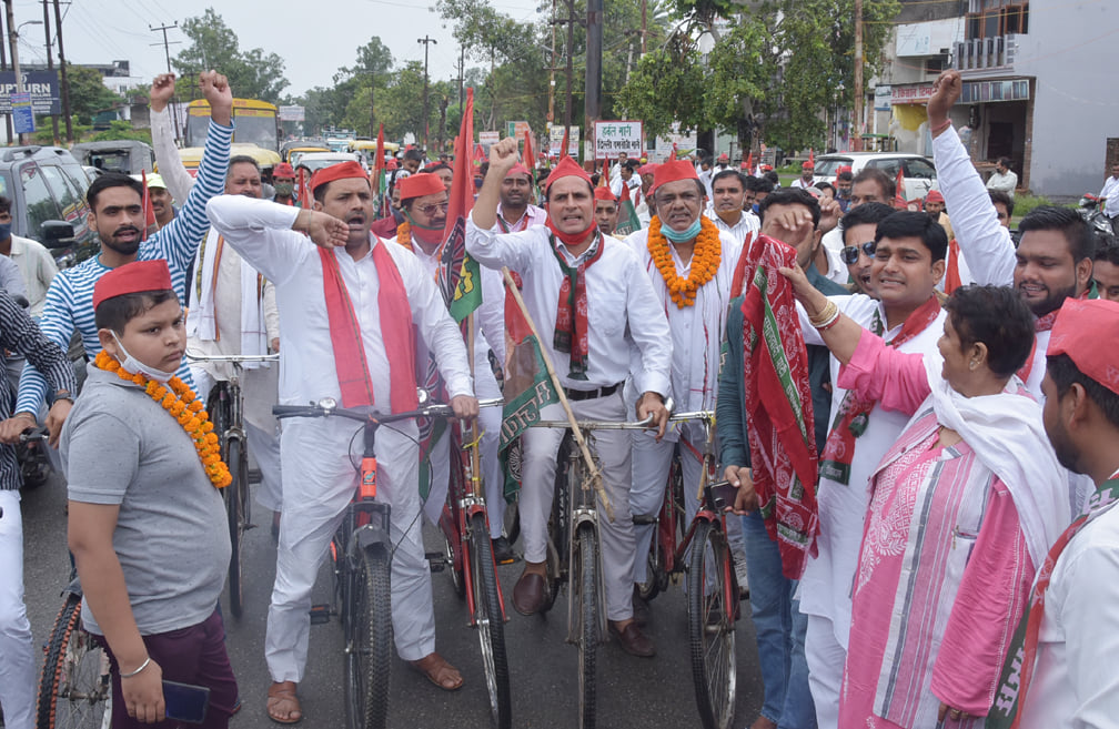 दिल्ली रोड़ के हसनपुरसे साईकिल रैली निकालते सपा कार्यकर्ता