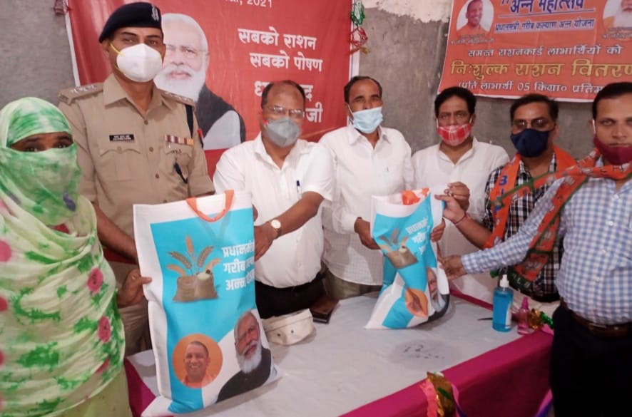 जलालाबाद में अन्न महोत्सव पर राशन वितरित करते एसडीएम परमानंद झा। जलालाबाद में अन्न महोत्सव पर राशन वितरित करते एसडीएम परमानंद झा।